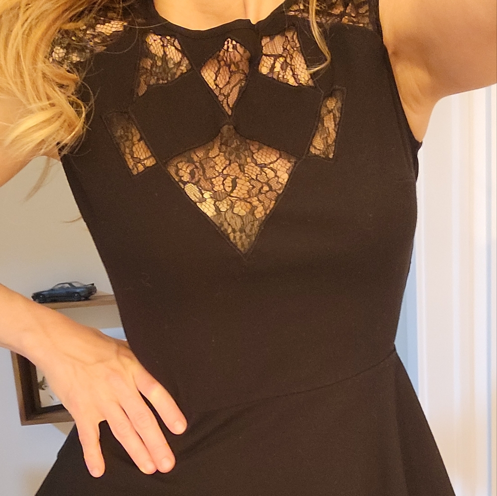 Guess lace top XS fit & flare with zip 😍